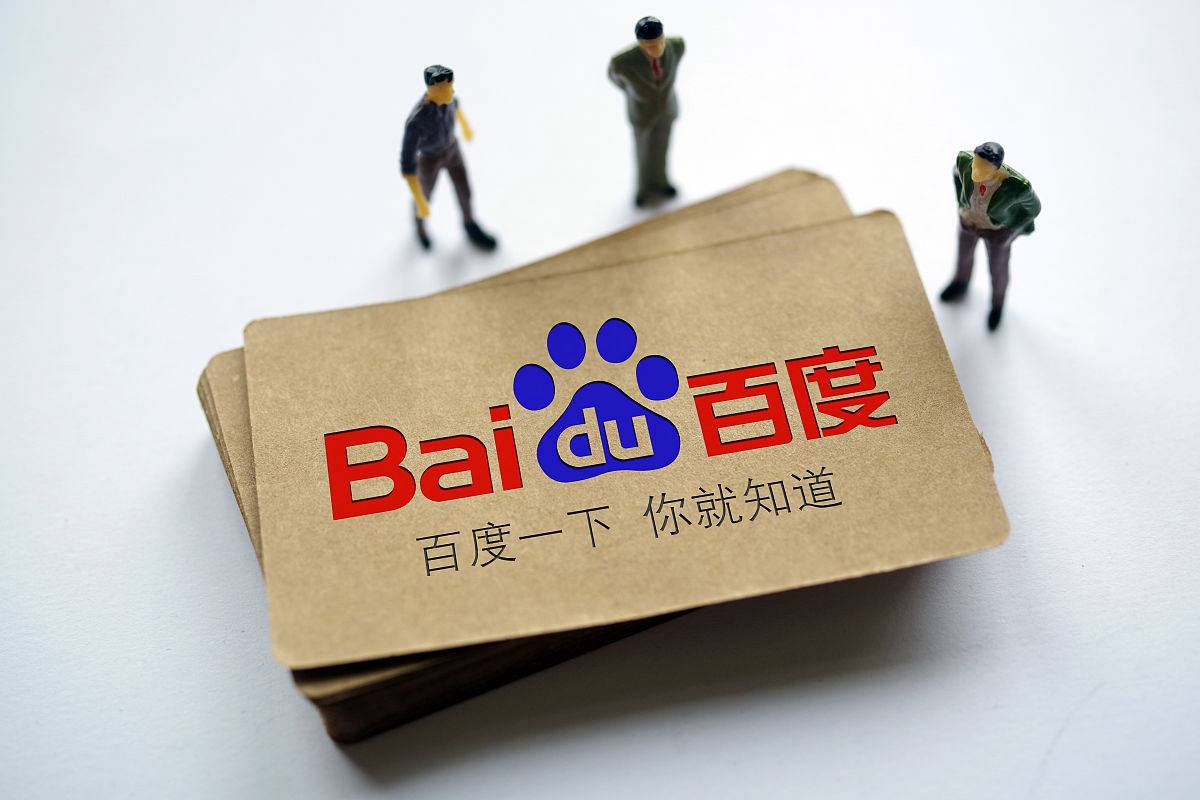 嘉宾将奖杯交给孙颖莎